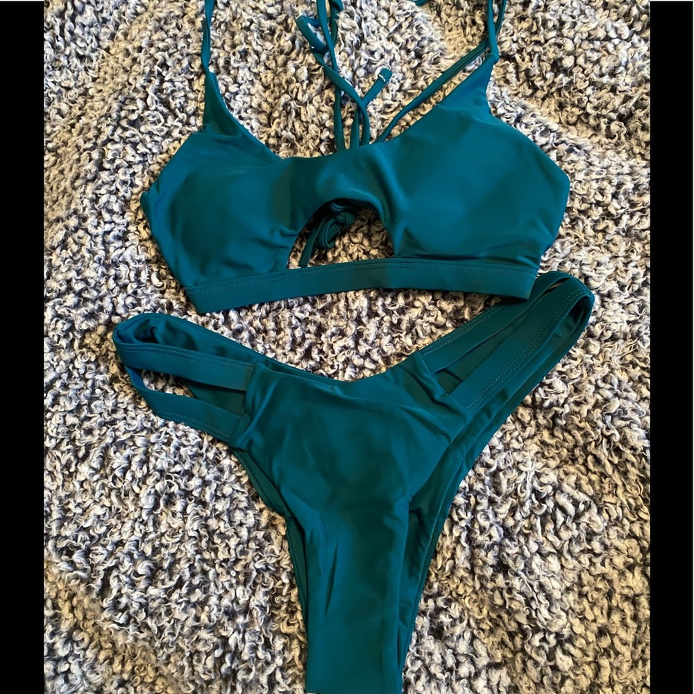 SUPER CUTE TEAL CUT OUT BIKINI